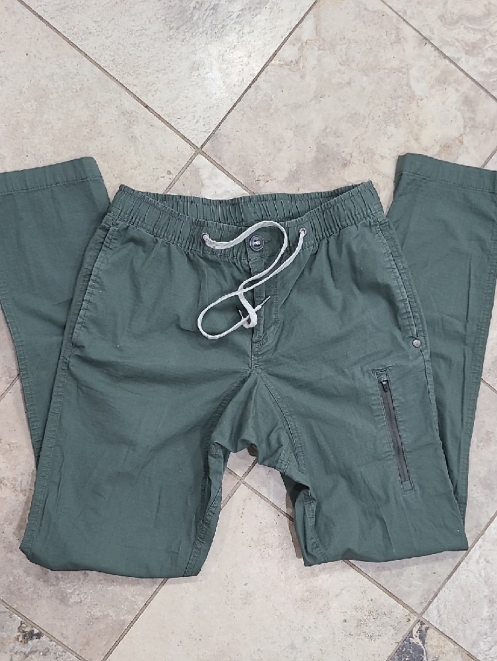 Vuori Olive Green Drawstring Cargo Joggers for Men - Picture 5 of 8